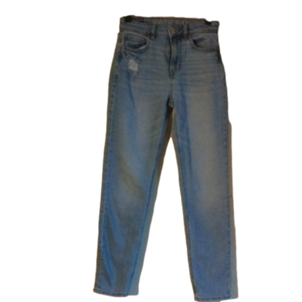 American Eagle lightwash mom jeans. Great for Spring/ summer. Size 00.